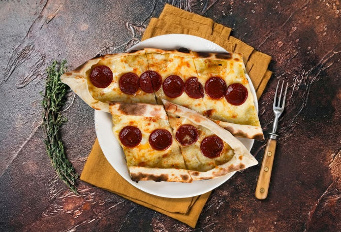 Sucuklu Kaşarlı Pide